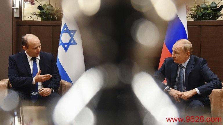 2021年10月22日，以色列总理贝内特（左）与俄罗斯总统普京在索契举行会晤 图源：好意思联社